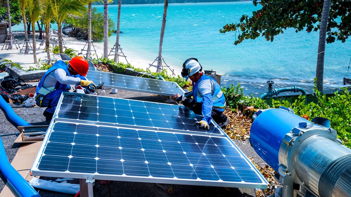 Équipe Renewable Water NC installant des panneaux solaires en bord de mer