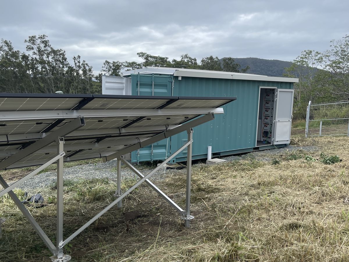 Station de dessalement solaire de la presqu'île Lebris, La Foa : conteneur et champ photovoltaïque