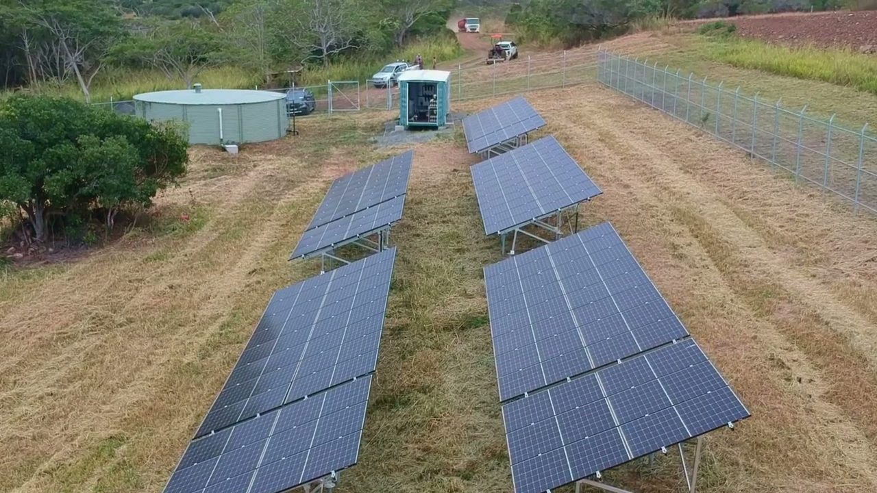 Station de dessalement solaire Renewable Water NC : champ photovoltaïque et unité conteneurisée en Nouvelle-Calédonie